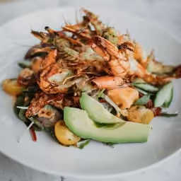 Insalata di mare con gamberi e avocado