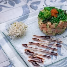 Tartare di salmone con crema di sesamo