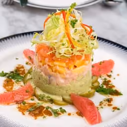 Tartare di salmone con avocado e mango