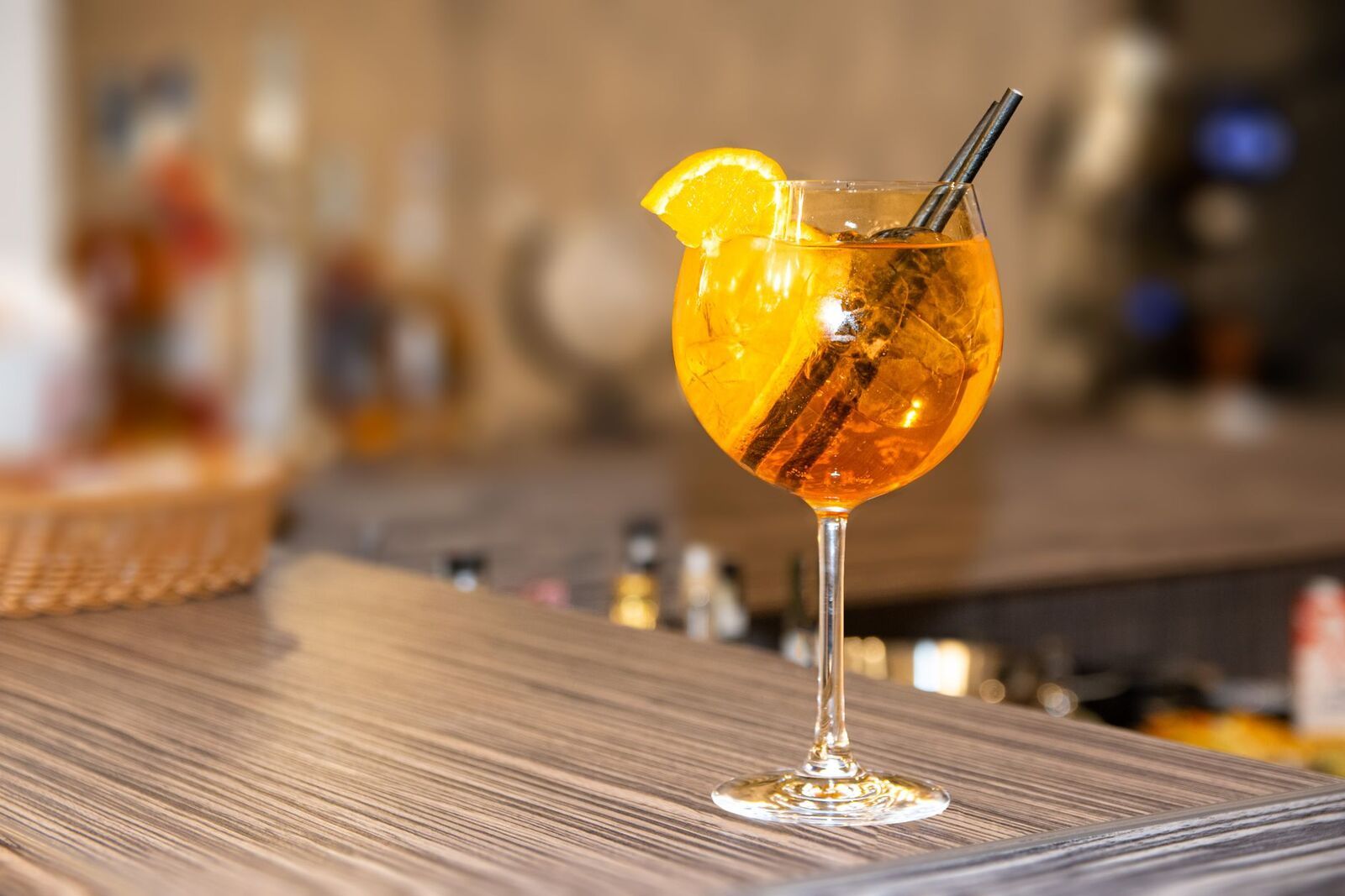 Spritz con arancia sul bancone