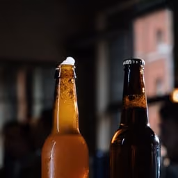 Bottiglie di birra sul tavolo