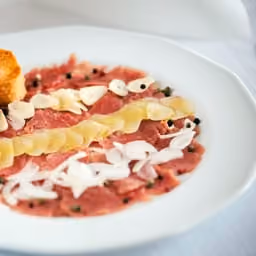 Carpaccio con cipolla, zenzero e pepe in grani