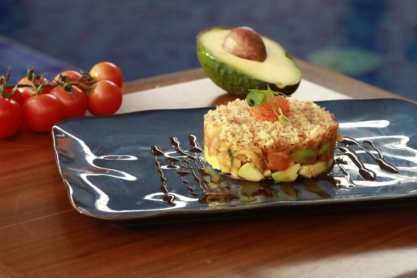 Salmone crudo con avocado su un vassoio nero