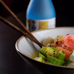 Riso con sashimi di salmone e verdure