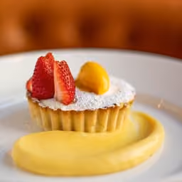 Cestino di pastafrolla con crema e frutta