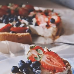 Fetta di cheesecake con fragole