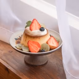 Crema catalana con frutta fresca