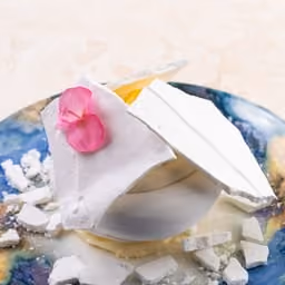 Meringa con fiori commestibili