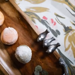 Mochi assortiti su vassoio di legno