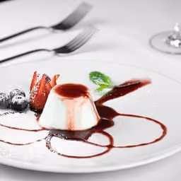 Panna cotta con frutti di bosco e menta