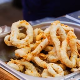 Calamari fritti su vassoio