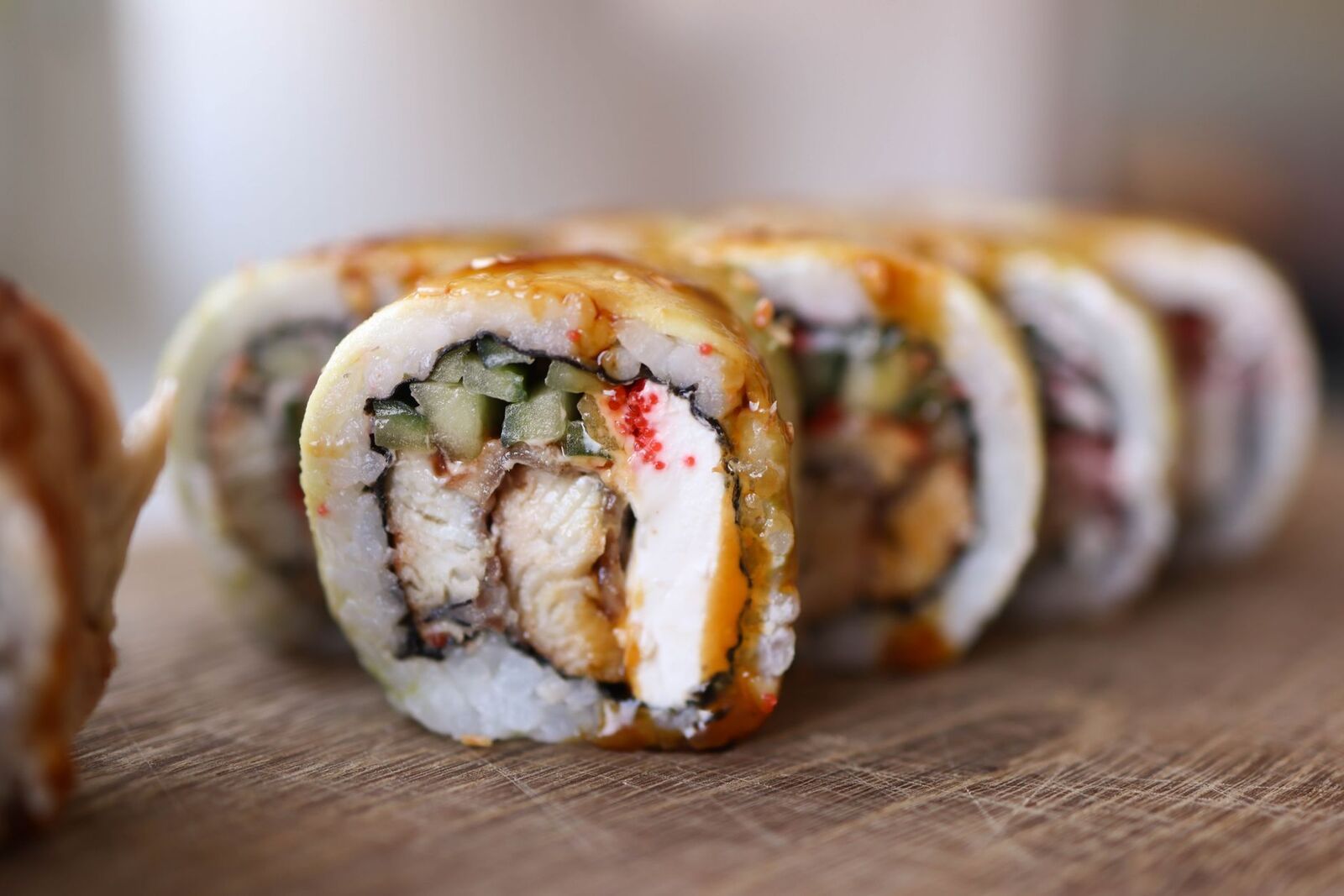 Roll di sushi con ripieni misti