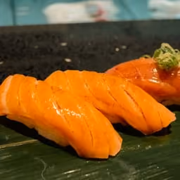 Nigiri di salmone scottato