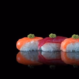 Nigiri di salmone e tonno con wasabi