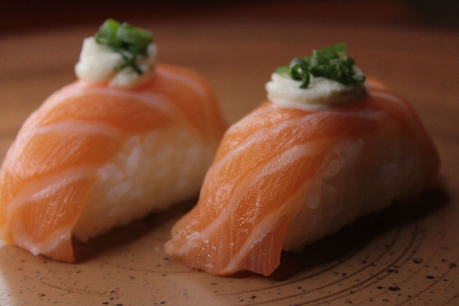 Nigiri di salmone con wasabi e cipollotto