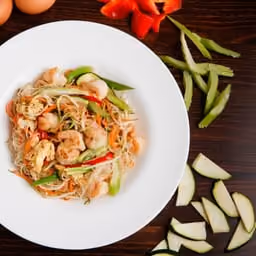 Spaghetti di riso con gamberi e verdure