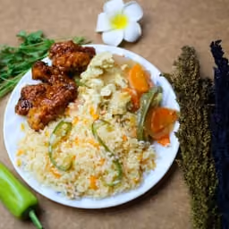 Riso saltato con verdure e pollo