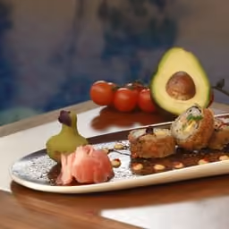 Uramaki fritti con avocado