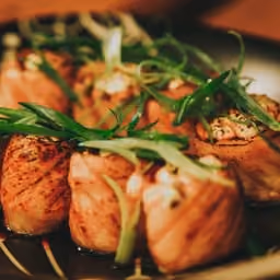 Uramaki con salmone e uova di pesce