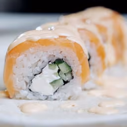 Uramaki con salmone e salsa cremosa