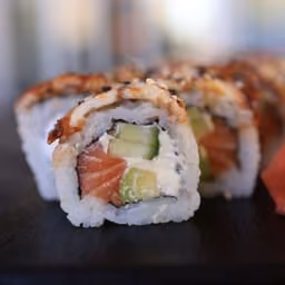 Uramaki con salmone, avocado e philadelphia