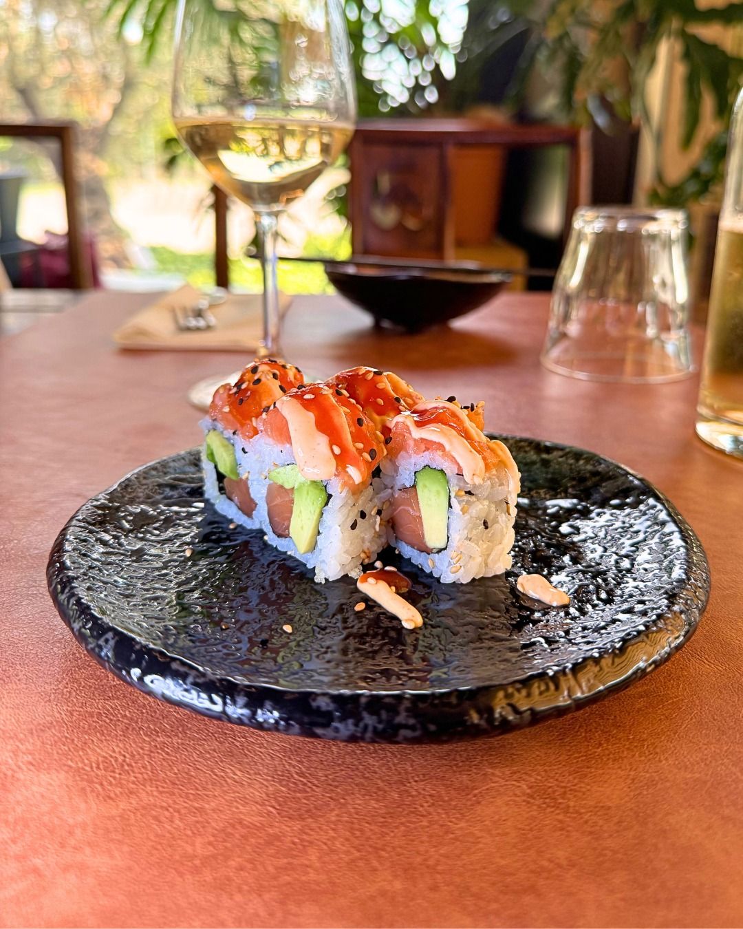 Uramaki spicy roll con salmone