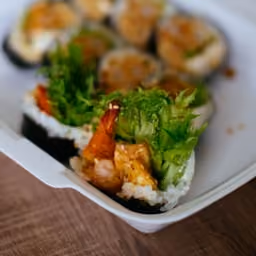 Uramaki con riso venere e gambero