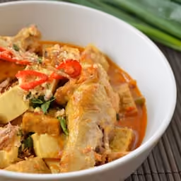 Tofu con peperoncino e curry