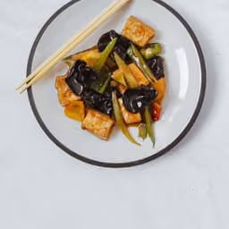 Tofu con funghi e bambù