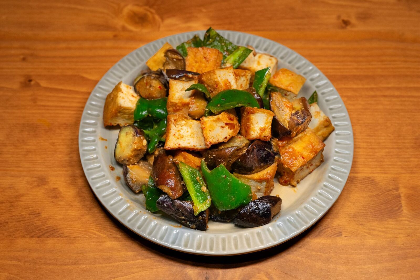 Tofu saltato con melanzane e peperoni