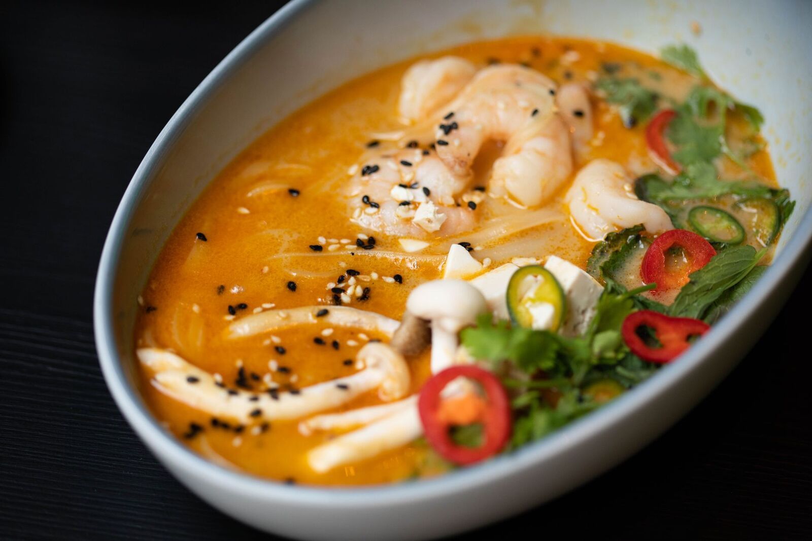 Zuppa di miso con funghi e tofu